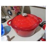 PORCELAIN OVER CAST IRON DUTCH OVEN
