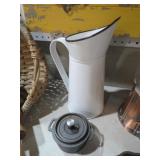 GRANITE CREAM PITCHER AND MINI DUTCH OVEN