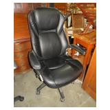 NICE LEATHER LIKE ARMED ROLLING OFFICE CHAIR