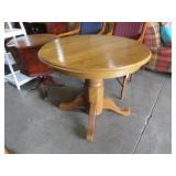 ROUND OAK PEDESTAL TA BLE