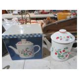VTG CERAMIC TEA POT WITH BOX