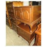 PAIR OF CHERRY FINISH QUEEN ANNE LEG NIGHTSTANDS