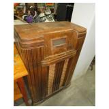 ANTIQUE FLOOR RADIO AS IS