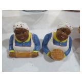 PAIR OF VTG BLACK AMERICAN SALT & PEPPER SHAKERS