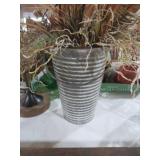 METAL BUCKET WITH ARRANGEMENT