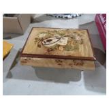 BEAUTFIUL ORNATE HAND PAINTED MUSIC BOX