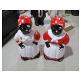 PAIR BLACK AMERICANA S/P SHAKERS