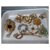 COLLECTION OF VINTAGE ESTATE PINS AND BROACHES