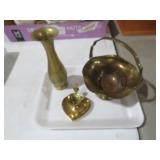 COLLECTION OF BRASS ITEMS