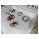 (5) VINTAGE CHRISTMAS BROACHES