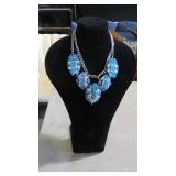 BEAUTIFUL TURQUOISE NECKLACE W/JEWELRY DISPLAY