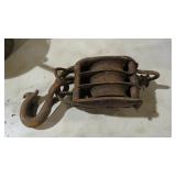 HEAVY DUTY TRIPLE PULLEY W/HOOK