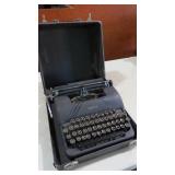 VINTAGE SILENT CORONA MANUAL TYPEWRITER W/CASE