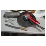 COLLECTION OF VINTAGE KITCHEN ITEMS