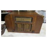 1940 BATTERY POWERED PHILCO RADIO