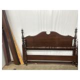 Vintage Colonial-Style Solid Wood Spindle Bed with
