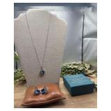 Halte Bijoux geometric necklace and earrings.