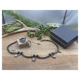 This beautiful necklace with heart charms and a