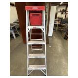 Werner 5 ft. Aluminum Step Ladder  red top.holds