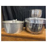 Comet aluminum angel food cake pan features a