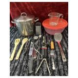 Bundle of kitchen items