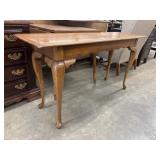 Wood end table features classic Queen Anne style
