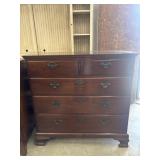 Traditional-style chest of drawers