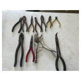 Bundle of pliers .