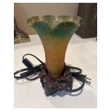 Charming vintage Tiffany-style lily accent night