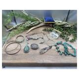 Costume jewelry. Assorted fashion jewelry