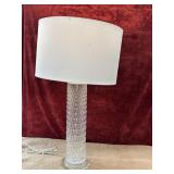 Table lamp with diamond-textured clear glass