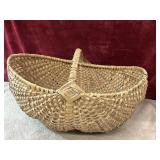 Hand woven natural fiber buttocks basket