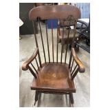Vintage Windsor-style continuous arm spindle-back