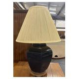 Vintage Chinoiserie-style ginger jar table lamp.