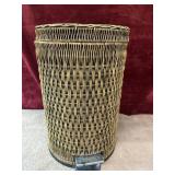 Hand -woven wicker and rattan step trash can