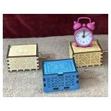 vintage-style, hand-cranked wooden music box es,