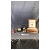 Six 8.5' by 11ï¿½ picture frames and trinkets