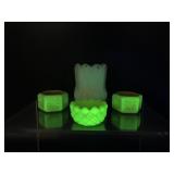 Boyds Art Glass Glowing Manganese Toothpick Holder