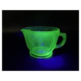 Vtg Glowing Uranium Vaseline Measuring Cup
