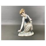 Lladro Figurine #1172 Girl Gathering Flowers 1993