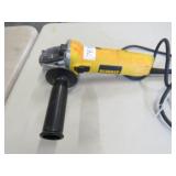 DEWALT 4-1/2' ANGLE GRINDER DWE4011