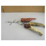 Fishing stringer with wooden fish decor