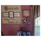 wall decor by dinniingroom table