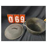 Lodge dutch oven skillet pan