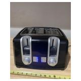 4 slice Black and Decker toaster, heats up