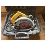 Dewalt 7 1/4 circular saw with case runs