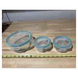 3 pyrex baking dishes w/ snapware lids, 2 small