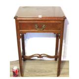 Chpendale Style Antique Mohogany End Table