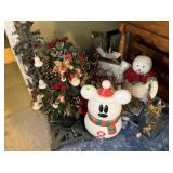 LOT OF DECORATIVE CHRISTMAS ITEMS