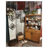 DISCOVERY LOT - HUTCH, CONTENTS, SCREEN